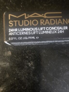 MAC Studio Radiance 24HR Luminous Lift Concealer - Color NC17.5
